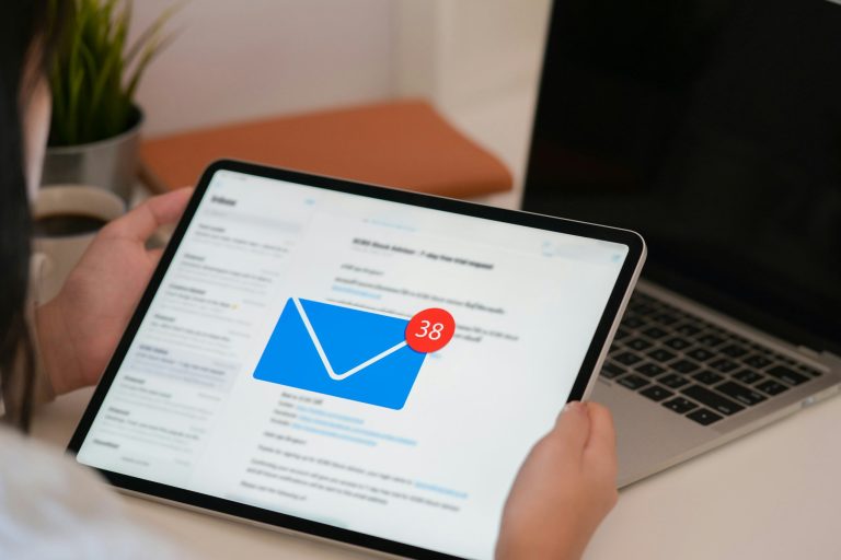 Tablet met e-mailmelding: Microsoft 365 beheer voor zakelijke mail